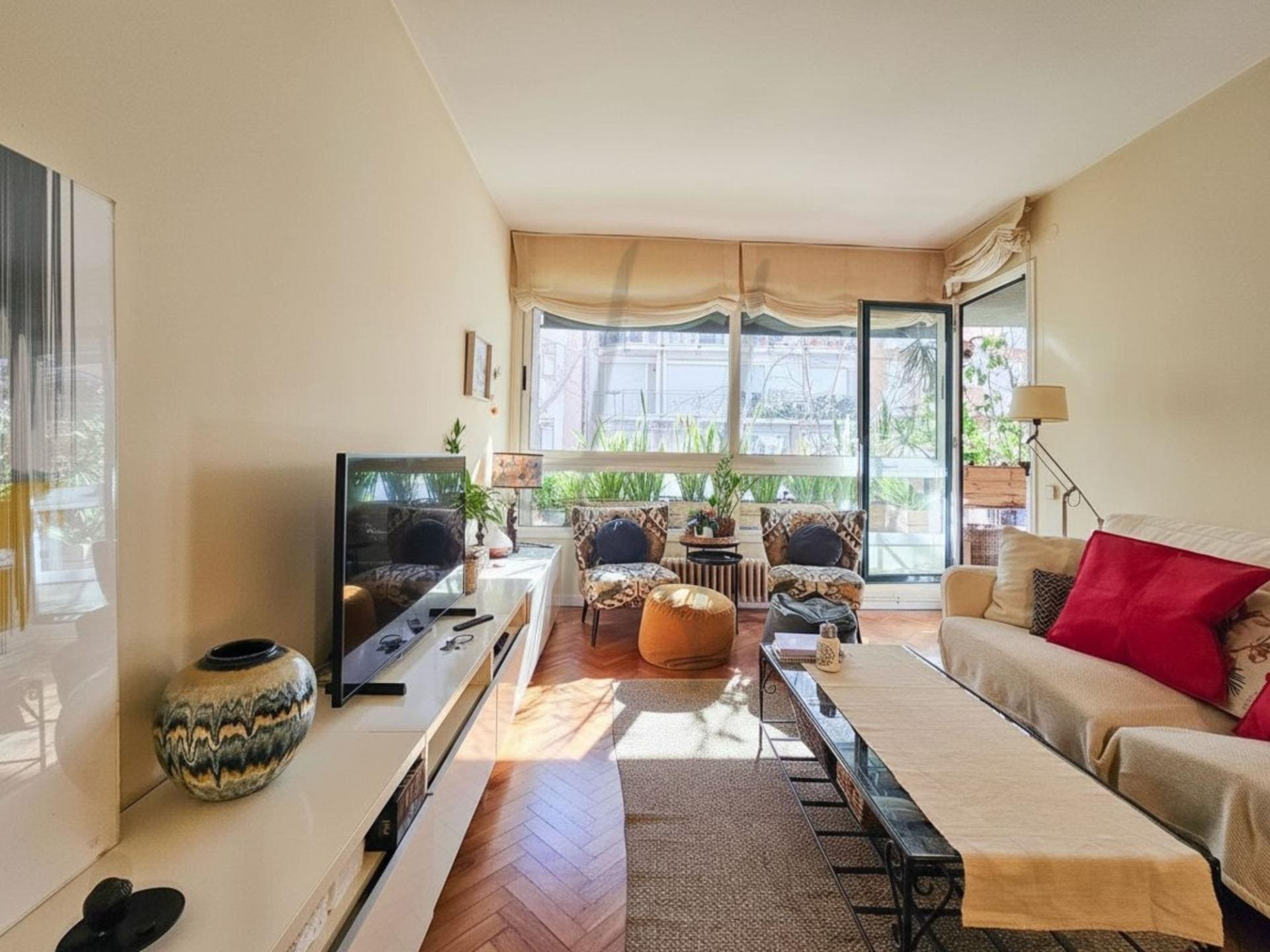 En una de las zonas más cotizadas y mejor conectadas de Barcelona encontramos esta fantástica vivienda de 98 m² segun catastro, ideal para quienes...<br><br>