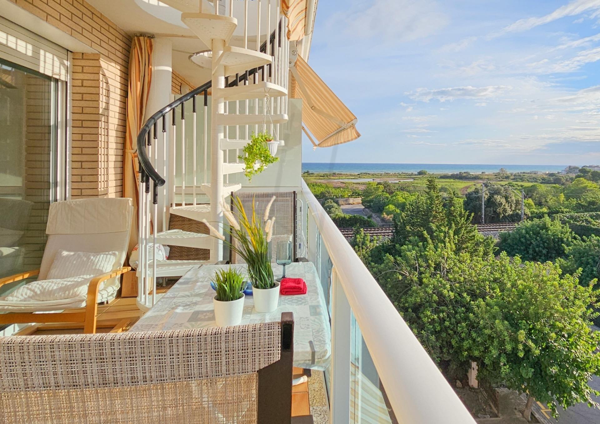 Ático con Encanto y Vistas al Mar en El Vendrell. Te presentamos este magnífico ático seminuevo que combina confort, estilo y ubicación. Situado en una finca moderna con ascensor, esta vivienda destaca...<br><br>
