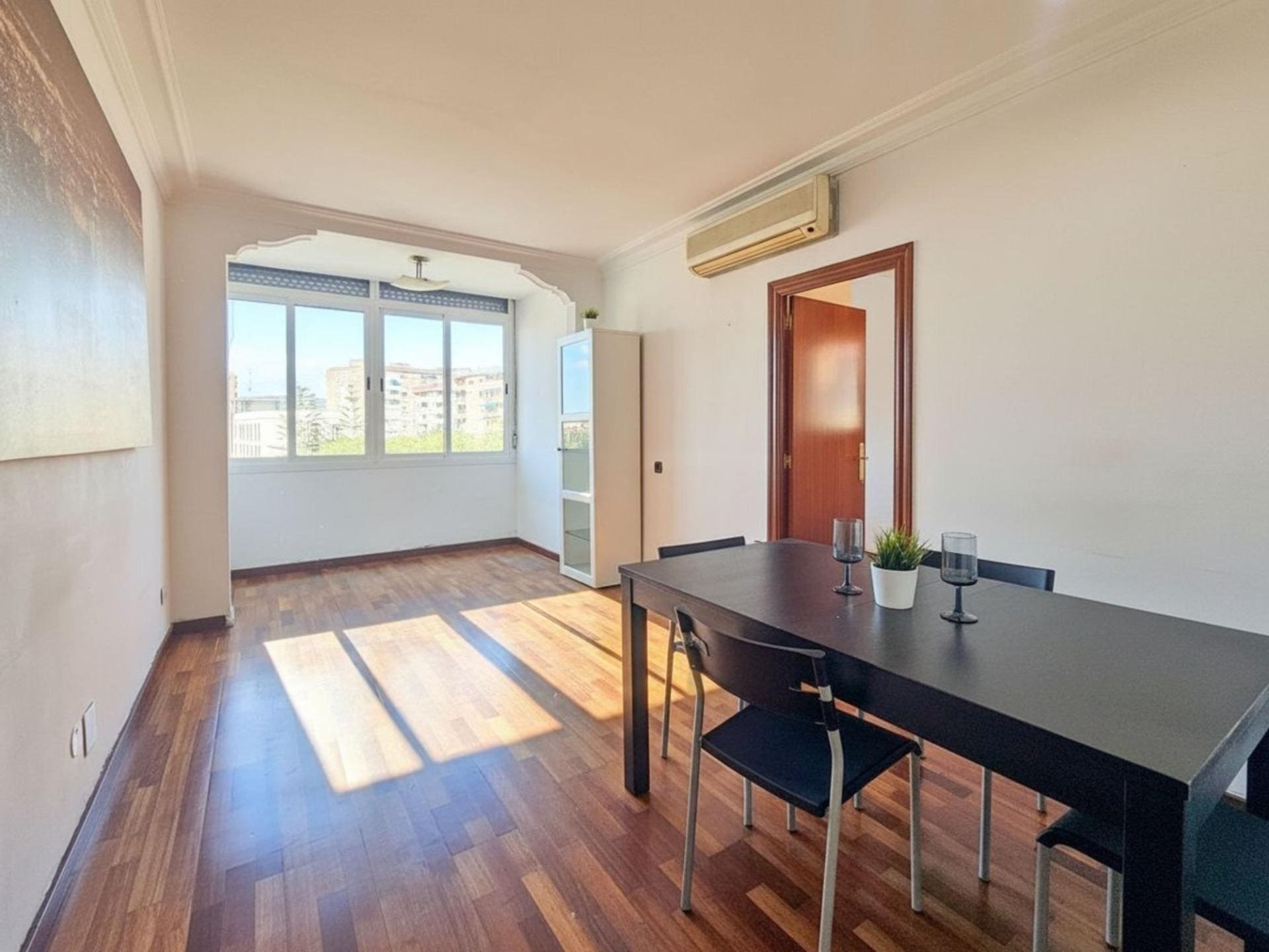 Descubre este magnífico piso ubicado en la zona de Gavarra, Cornella de Llobregat. Todo exterior, con una superficie construida de...<br><br>