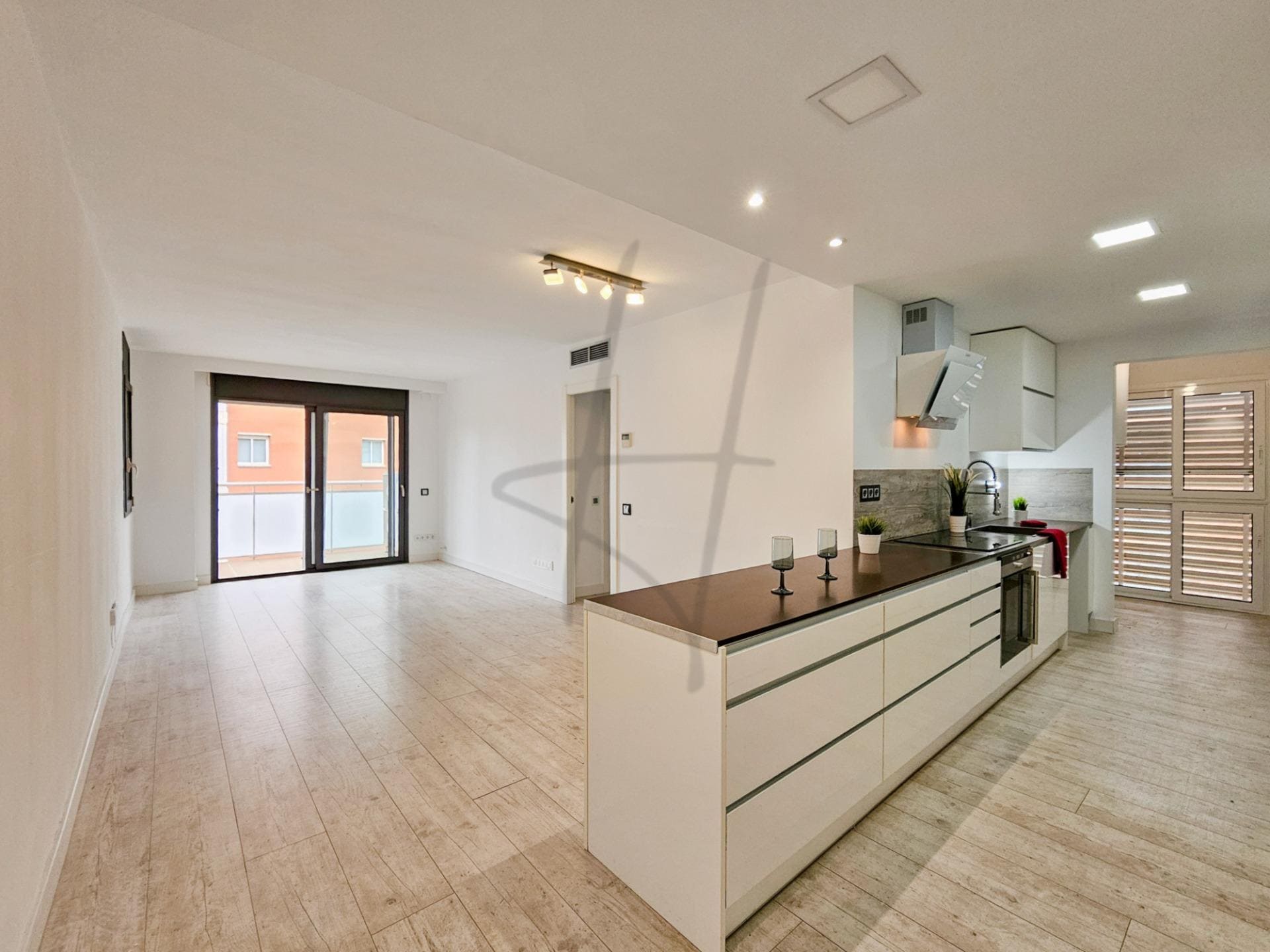 Presentamos esta elegante vivienda ubicada en la exclusiva y tranquila zona residencial de Els Canyars, un hogar completamente exterior que destaca por su extraordinaria...<br><br>