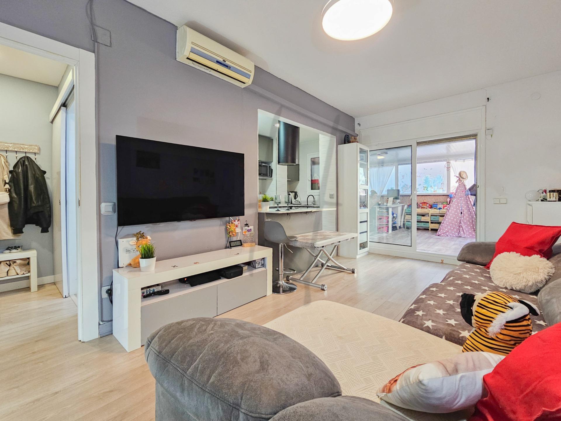 La vivienda dispone de 2 dormitorios, uno doble y otro individual, ambos conectados a un amplio vestidor común, un valor añadido que aporta orden y amplitud a la zona de descanso....<br><br>