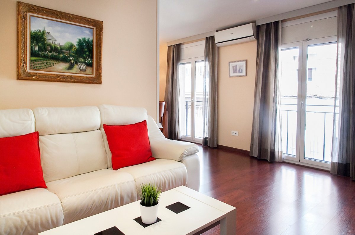 La propiedad ofrece tres habitaciones, una de ellas doble y dos individuales, ideales tanto para familias como para quienes buscan espacio para...<br><br>