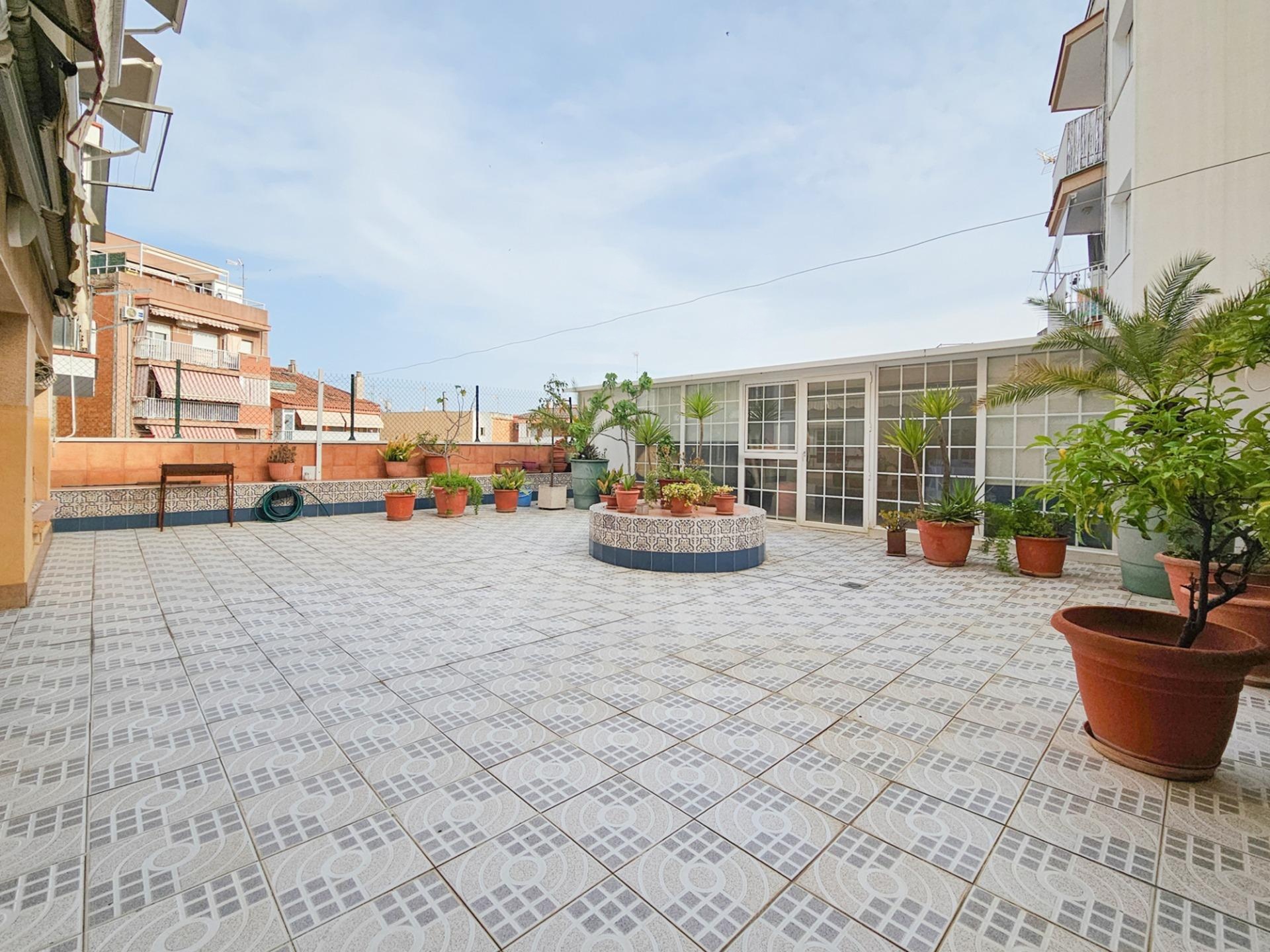 Descubre esta fantástica vivienda exterior de 100 m² en la zona de La Gavarra, un hogar que destaca por su amplitud, luminosidad y excelentes espacios exteriores....<br><br>