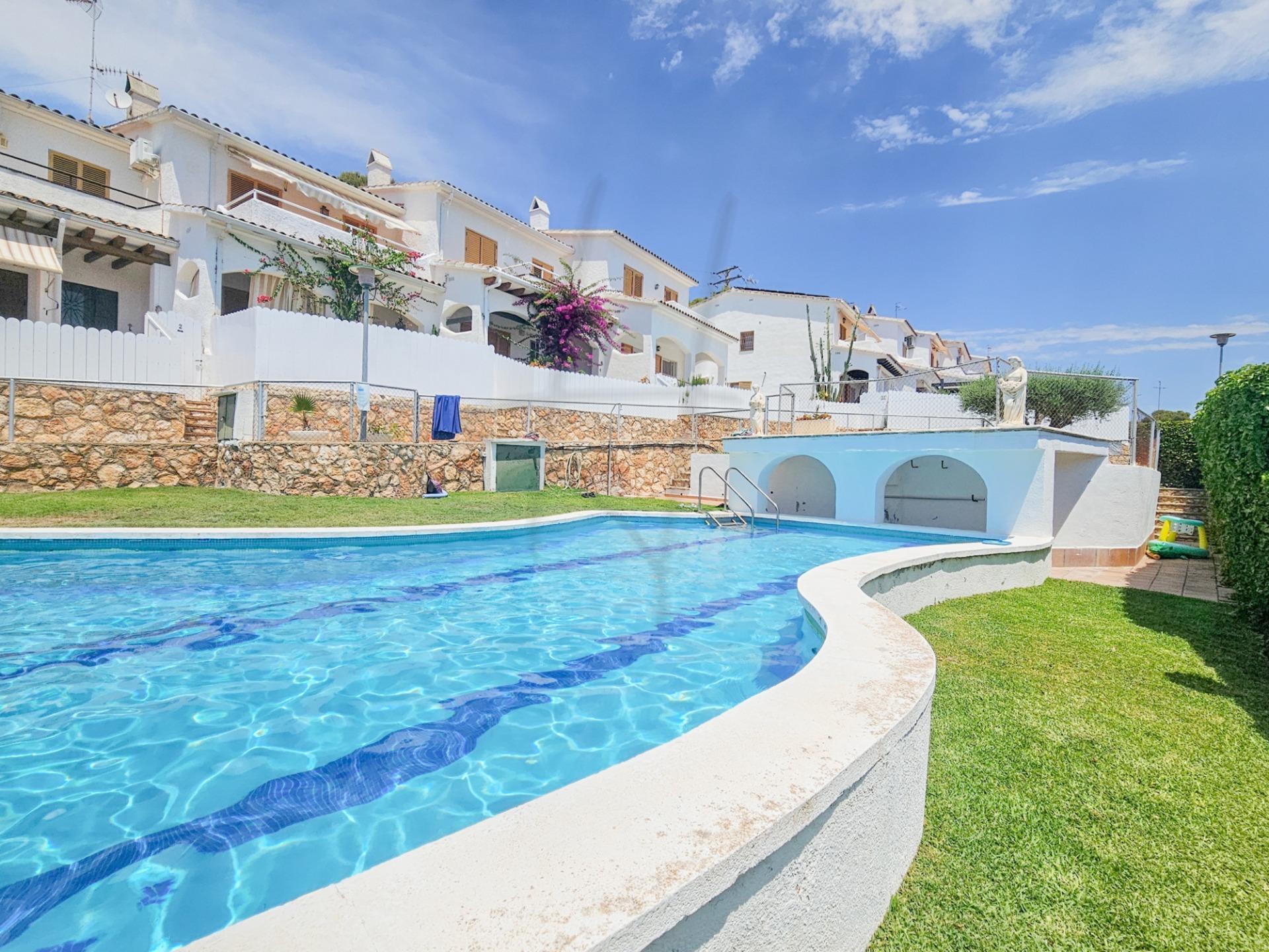 Te presentamos esta fantástica casa pareada situada en la tranquila y agradable urbanización Els Masos del Vendrell, un entorno ideal para quienes....<br><br>