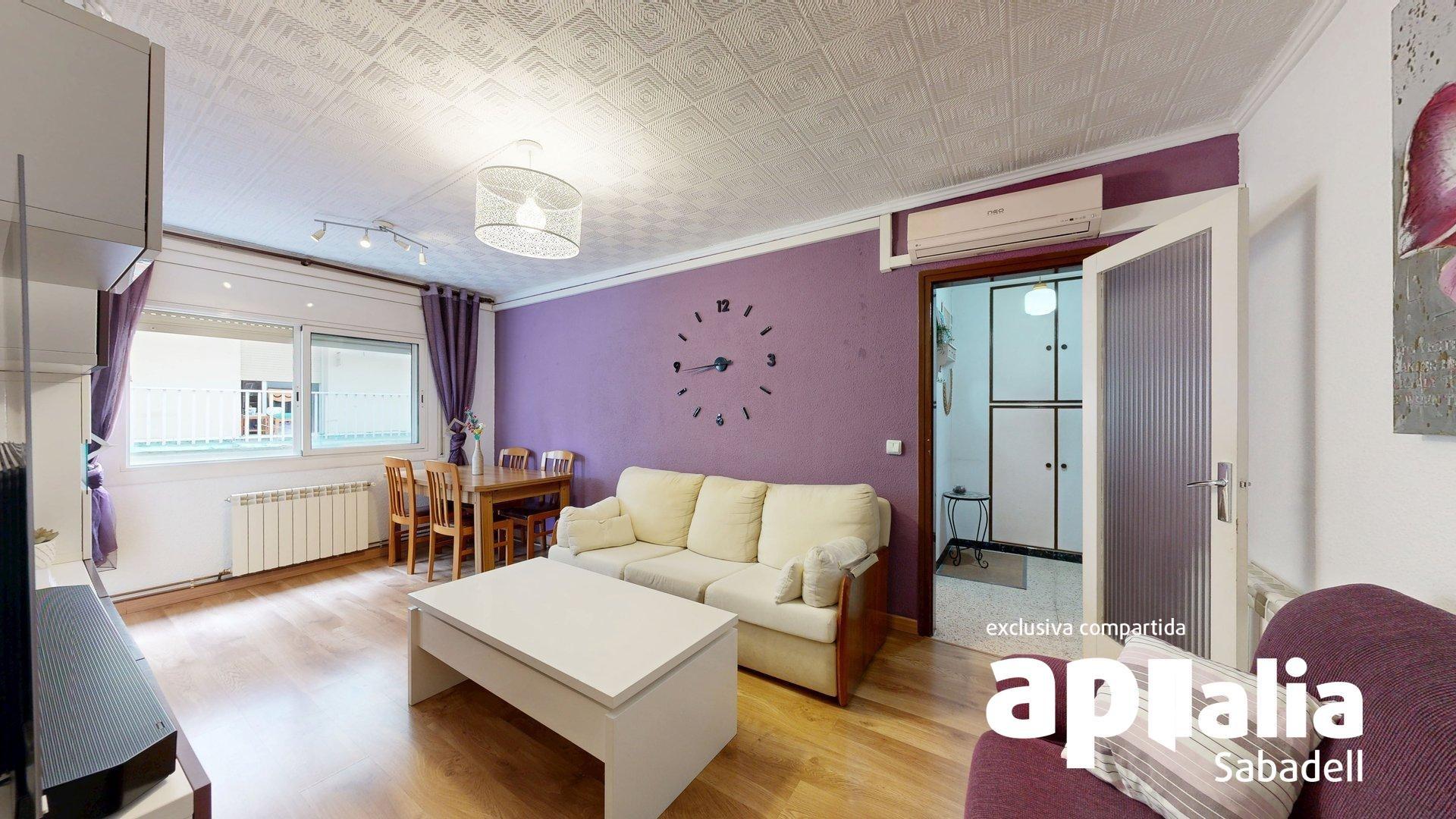 Piso distribuido en 3 dormitorios (uno de los dobles con salida a balcón), salón-comedor con acceso a otro balcón, cocina independiente, zona de lavadero, y un...<br><br>