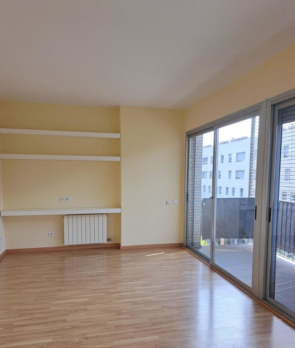 FANTASTICO PISO!! Situado en una ubicación privilegiada de Sant Feliu de Llobregat, en una zona de nuevas construcciones rodeada de espacios verdes y junto a la...<br><br>