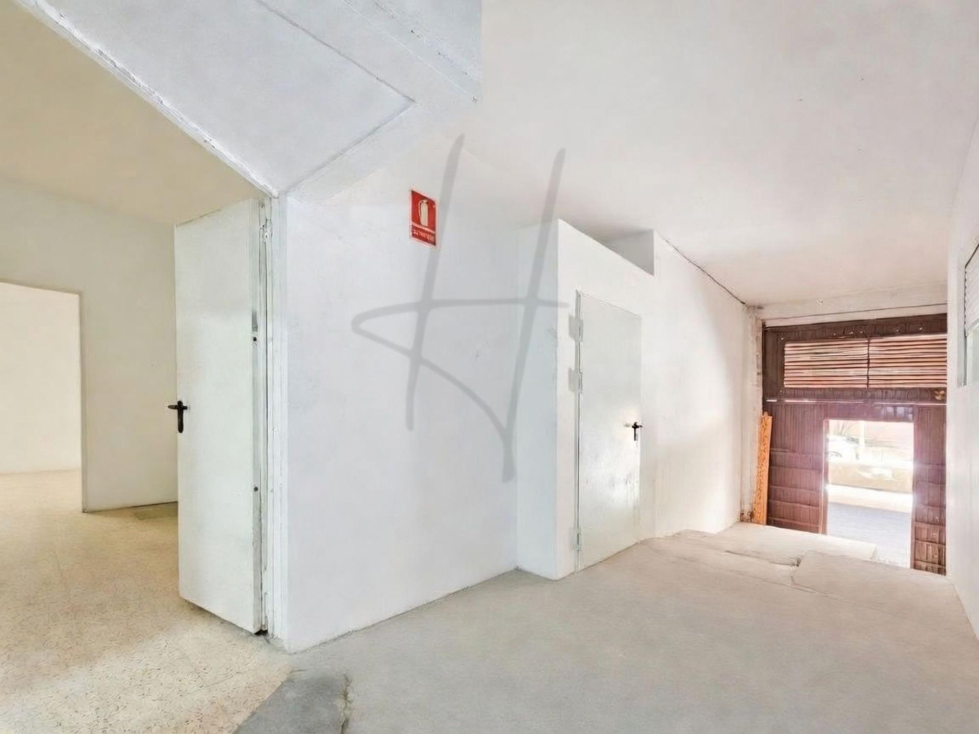 Presentamos un local comercial en una ubicación privilegiada de Esplugues de Llobregat, situado en la zona La Plana. Este amplio espacio cuenta con una...<br><br>